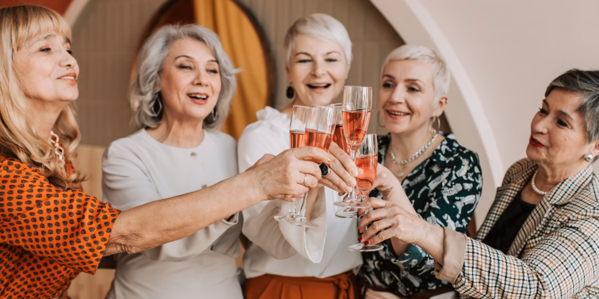 Oudere dames die genieten van een glas bubbels tijdens hun pensioen