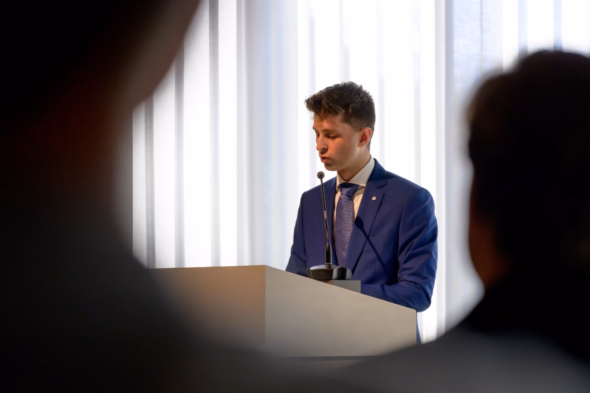 Victor Schillebeeckx aan de microfoon in de aula.